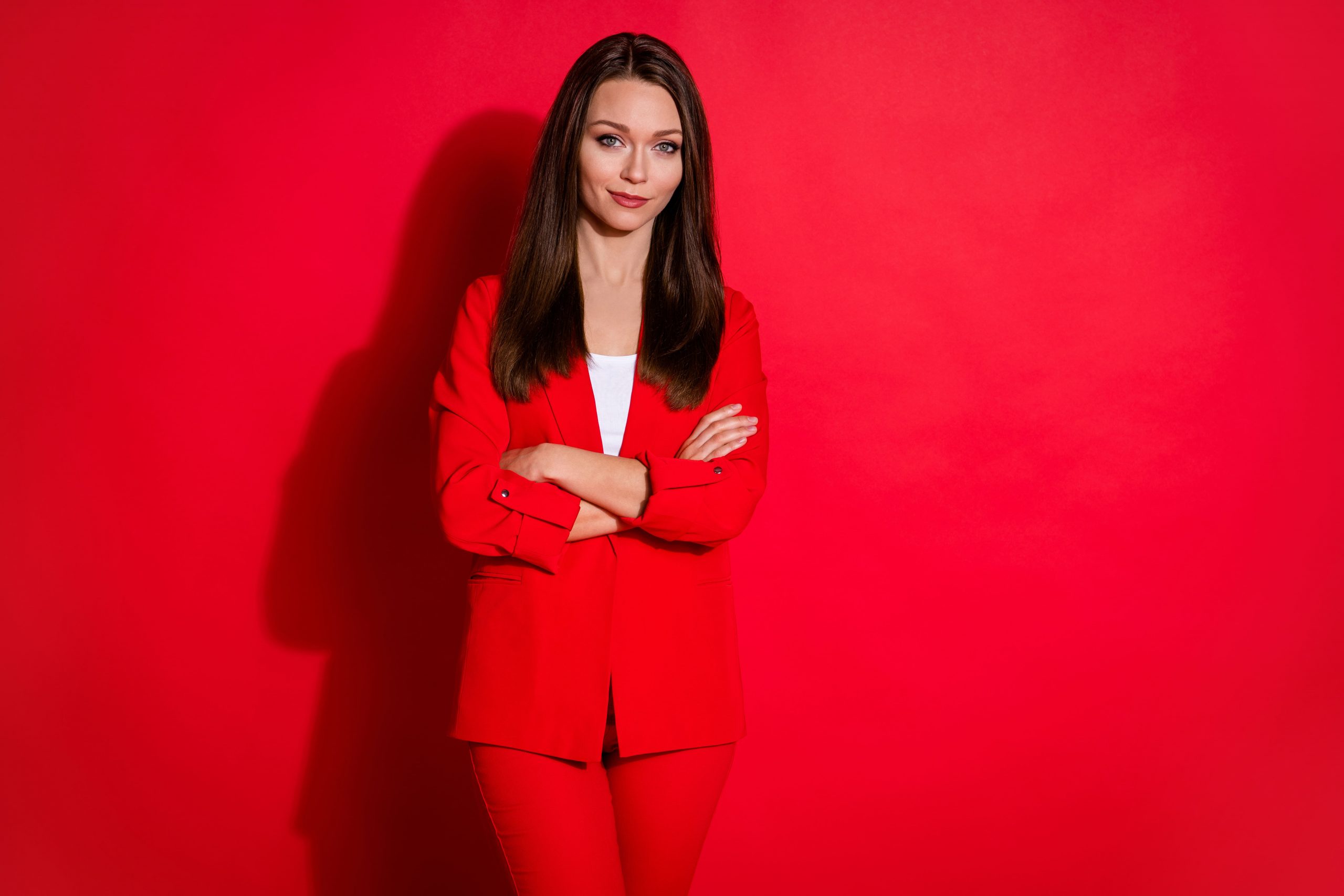 Personne en costume rouge devant un fond rouge vif, représentant la rigueur et la précision d'un Audit SEO Complet pour madagasy.com.
