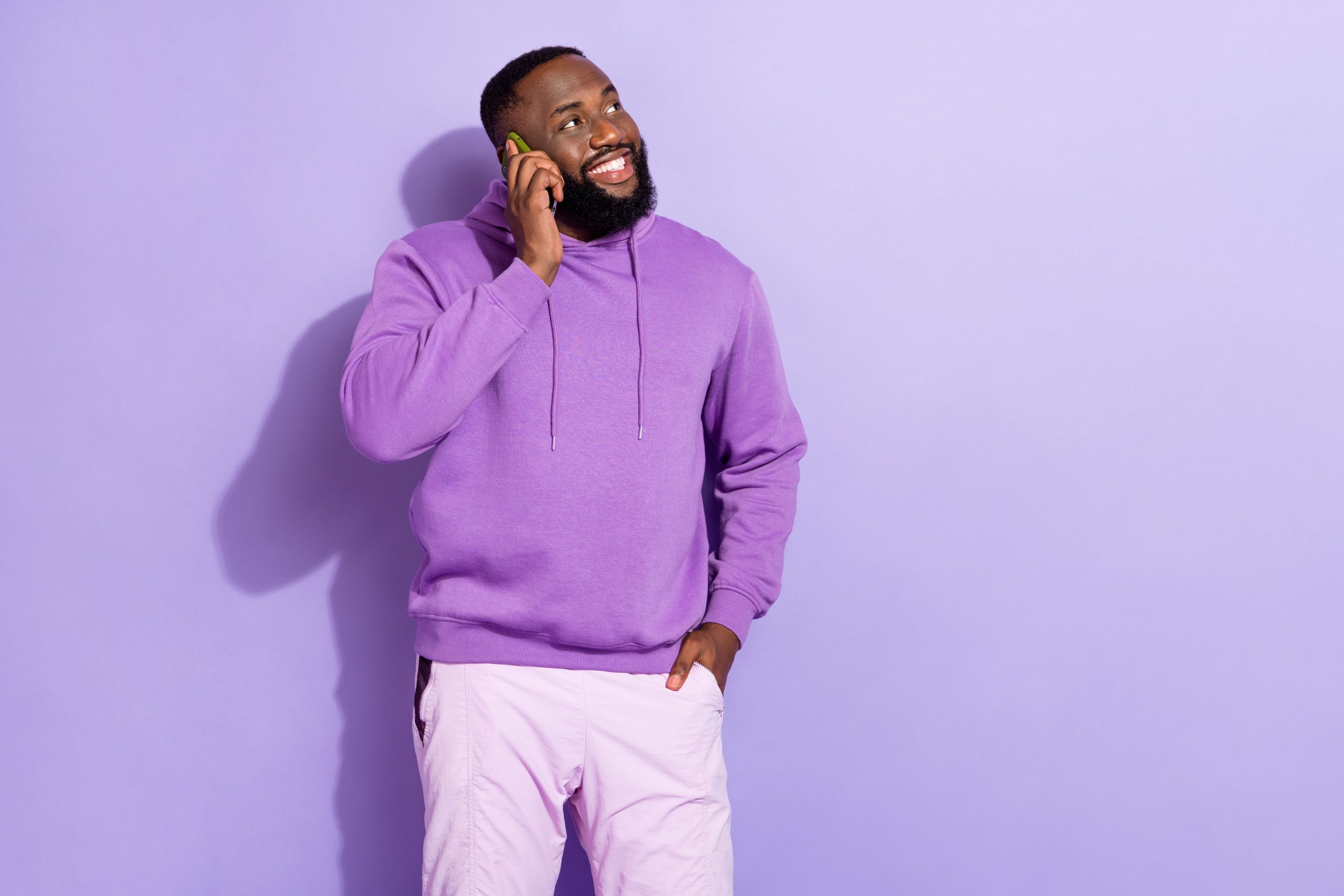 Une personne en sweat à capuche violet posant de manière confiante contre un mur de couleur assortie, main dans la poche. Cette image reflète l'engagement de Madagasy.com à incarner l'Excellence & réactivité, transformant vos idées en contenus efficaces, livrés rapidement, tout en mettant en avant un design moderne et impactant.