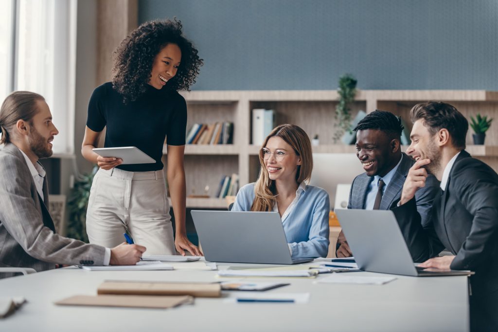 Équipe de professionnels collaborant dans un espace de travail moderne, illustrant l'importance du travail collectif, de l'innovation digitale et de la gestion de projets. Cette image met en avant l'expertise en SEO et transformation digitale de Madagasy.com, soulignant l'engagement envers une approche stratégique et personnalisée pour les professionnels du commerce. Le cadre professionnel et les outils numériques présents renforcent l'idée d'une synergie efficace entre marketing digital, stratégie commerciale et optimisation web pour une meilleure visibilité et performance en ligne.