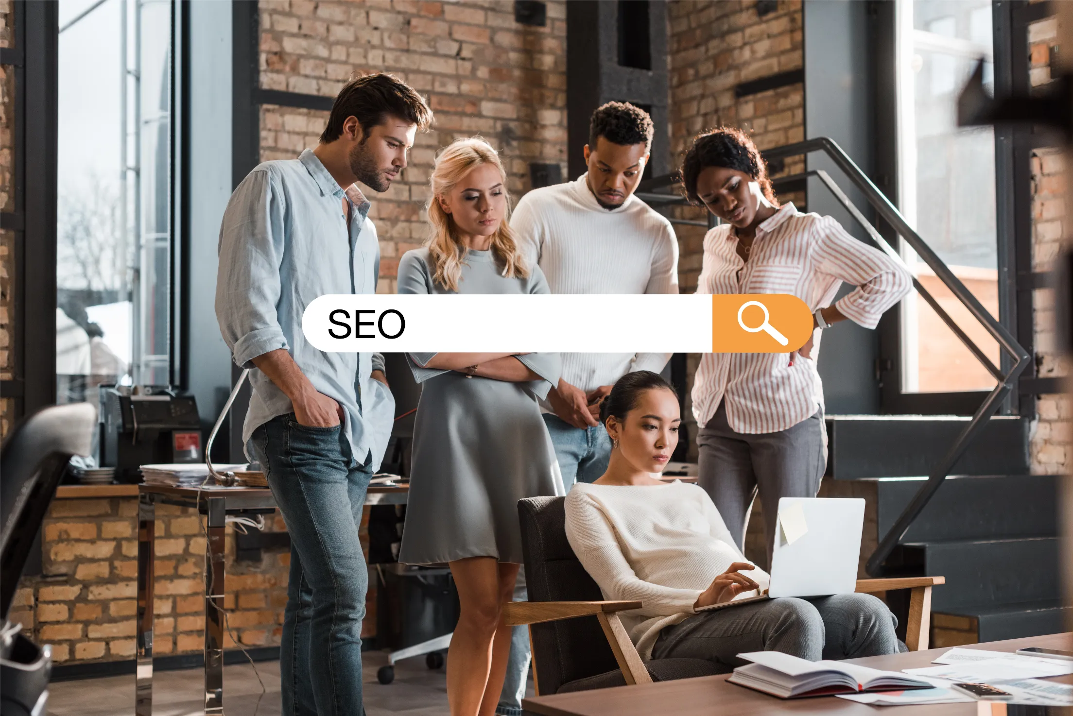Équipe de professionnels collaborant autour d’un ordinateur dans un bureau moderne, illustrant la transformation digitale et l'expertise SEO de Madagasy.com.